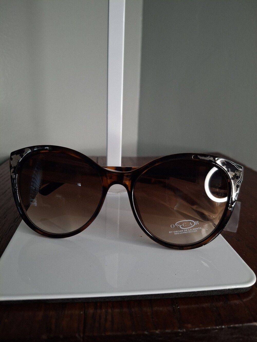 Mona B Anchor Tote Bundle Relic Wallet Oscar de la Renta Sunglasses NWT - Picture 8 of 9